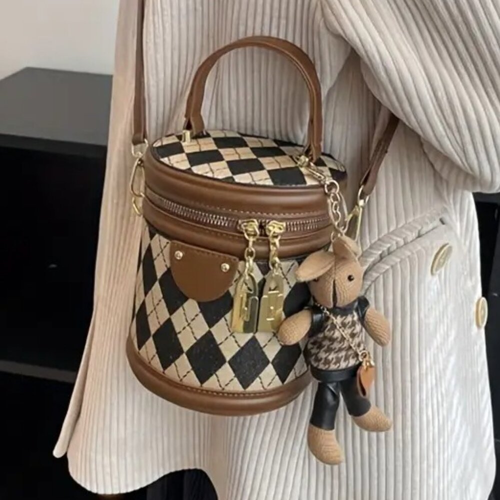 Argyle checkered bucket crossbody bag with brown trim and bunny charm 👜 - Picture 5 of 12